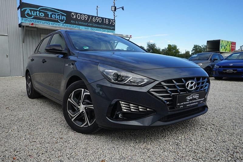 Grau Gebraucht 2021 Hyundai i30 Intro Edition Limousine | 18.950 € (Fairer Preis) - Bild 1/3