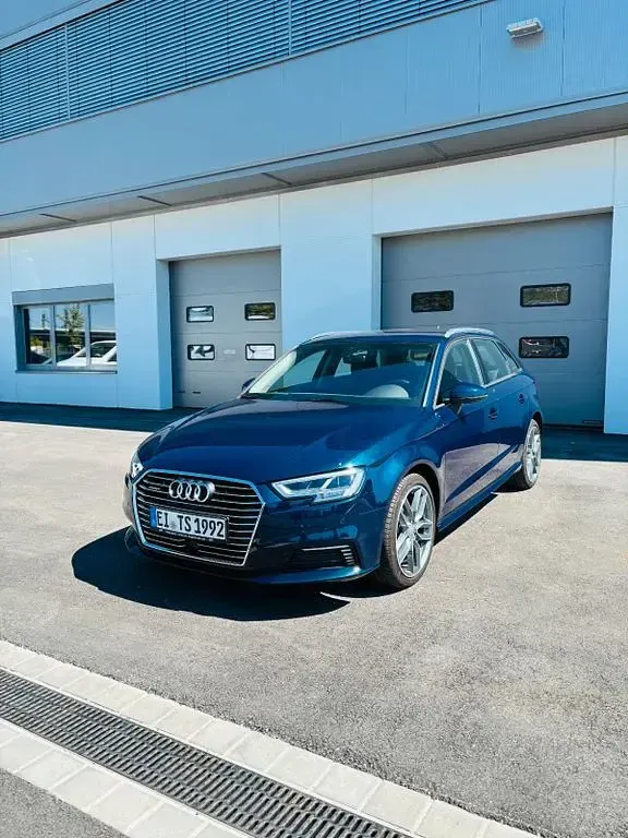 Gebraucht Audi e-tron Sport 204 PS (150 kW) 2020 Blau SUV