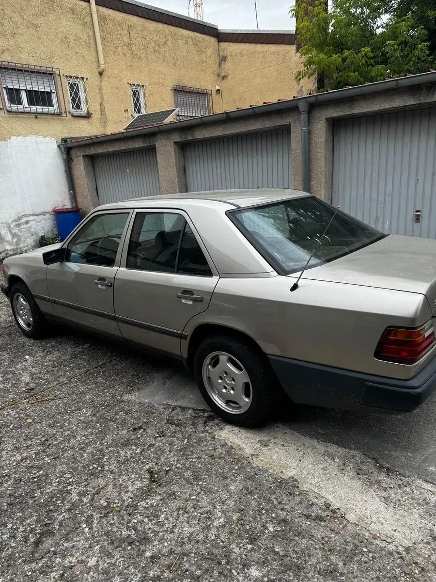 Gebraucht Mercedes E230 132 PS (97 kW) 1988 Grau Limousine