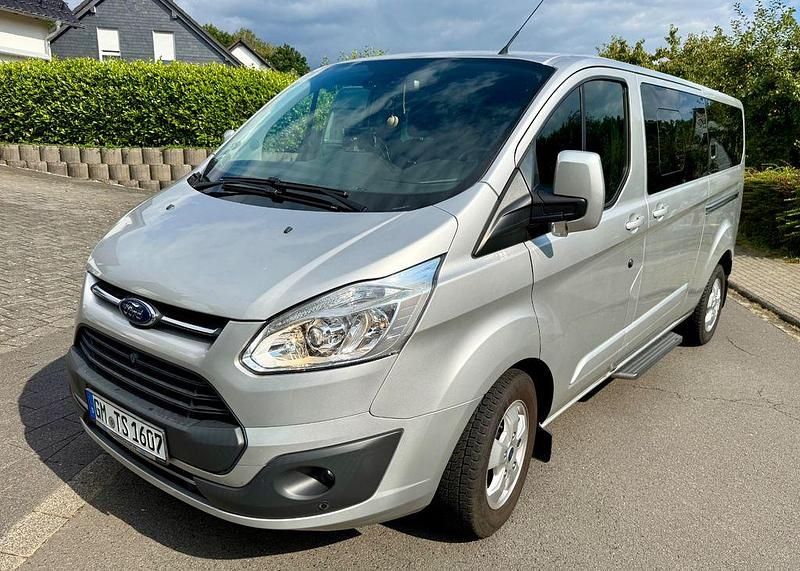 Silber Gebraucht 2016 Ford Tourneo Custom Titanium Van / Kleinbus | 21.499 € (Fairer Preis) - Bild 1/4