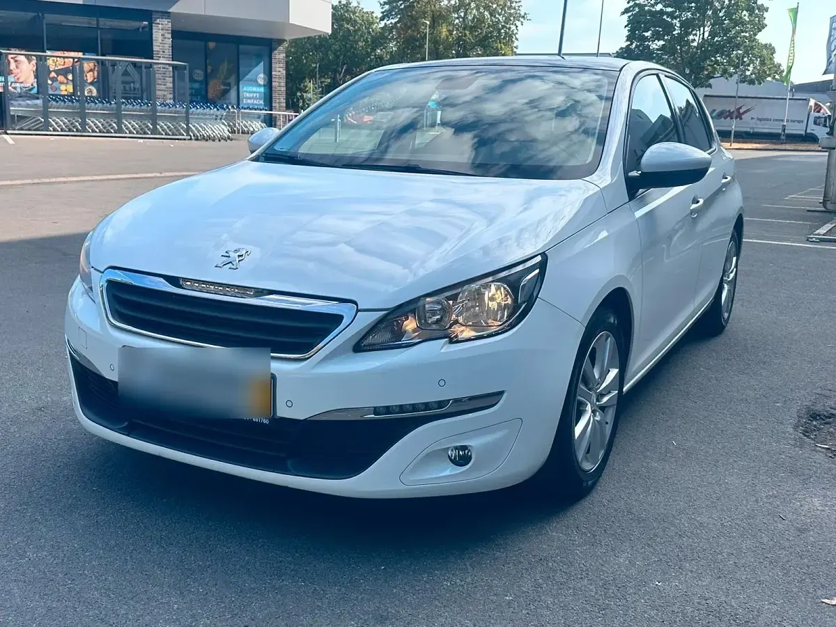 Gebraucht Peugeot 308 109 PS (80 kW) 2015 Weiß Limousine