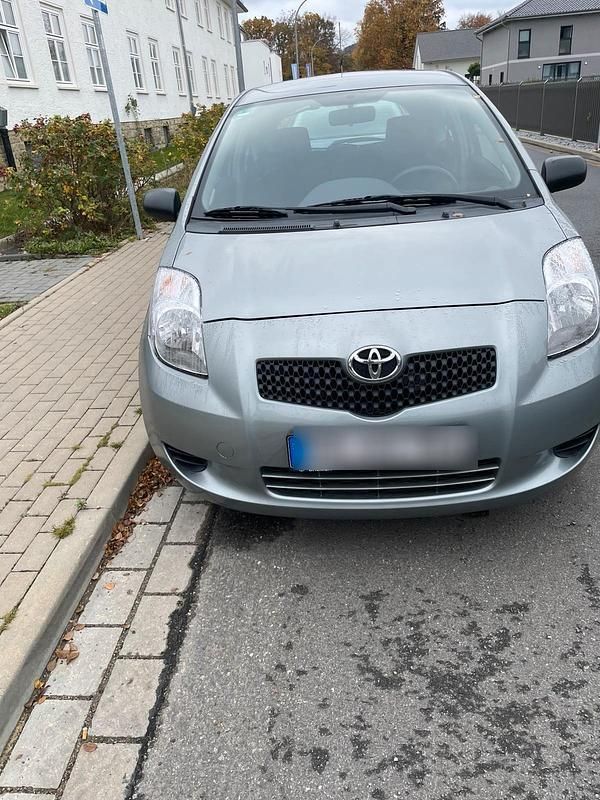 Grau Gebraucht 2006 Toyota Yaris Kleinwagen | 4.000 € (Etwas zu teuer) - Bild 1/4