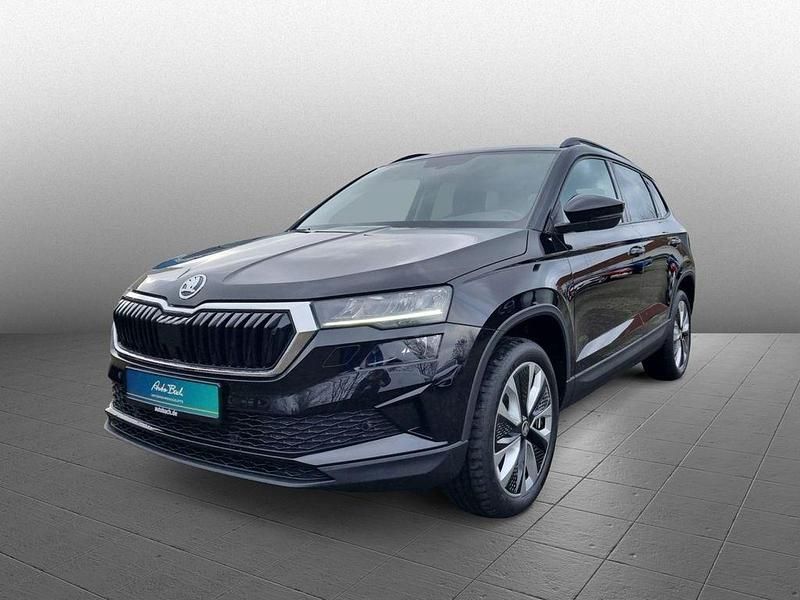 Schwarz (blackmagic perleffekt) Gebraucht 2023 Skoda Karoq Style SUV | 26.890 € (Fairer Preis) - Bild 1/4
