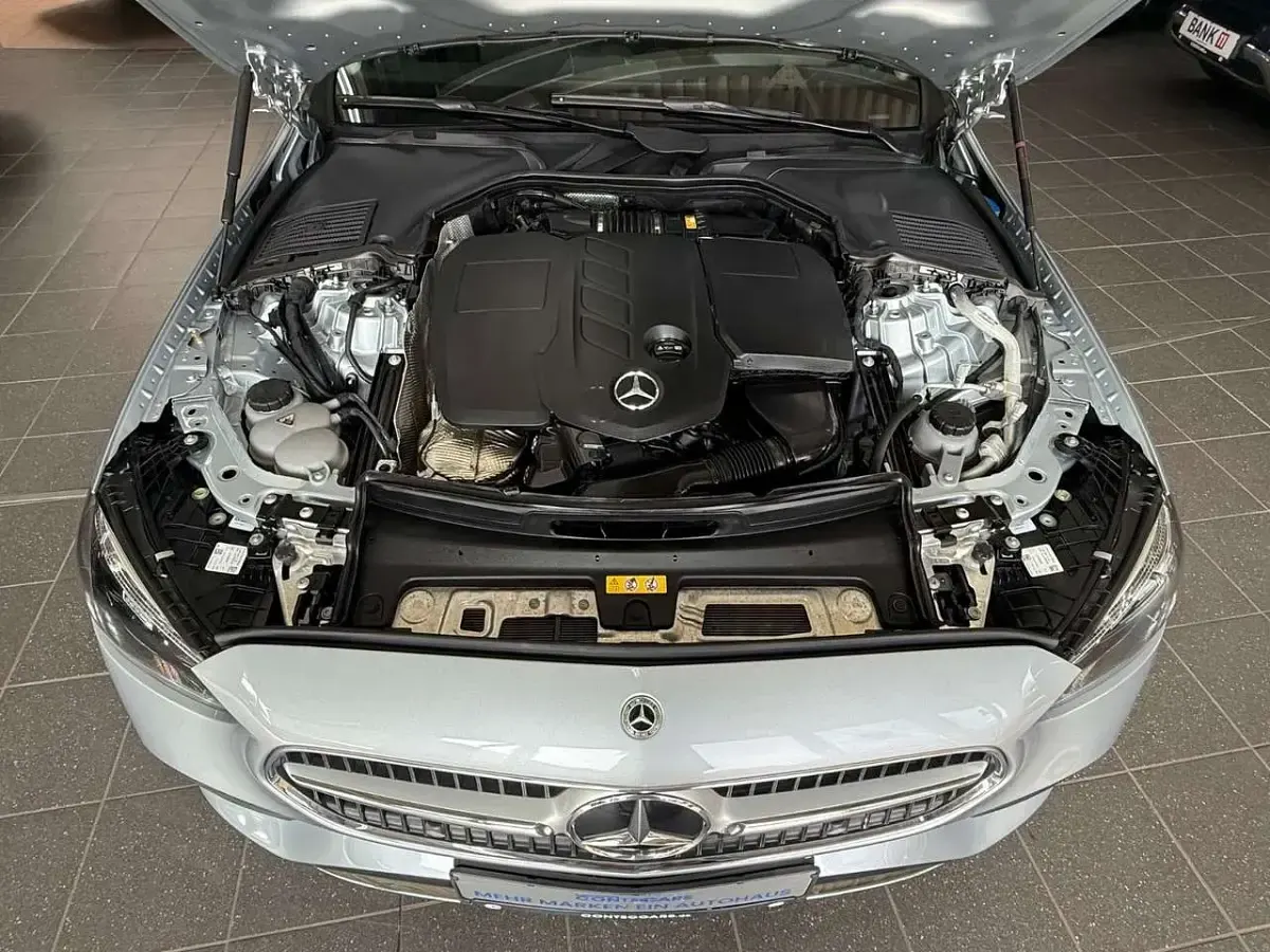 Gebraucht Mercedes C200 Avantgarde 163 PS (119 kW) 2023 Silber Limousine