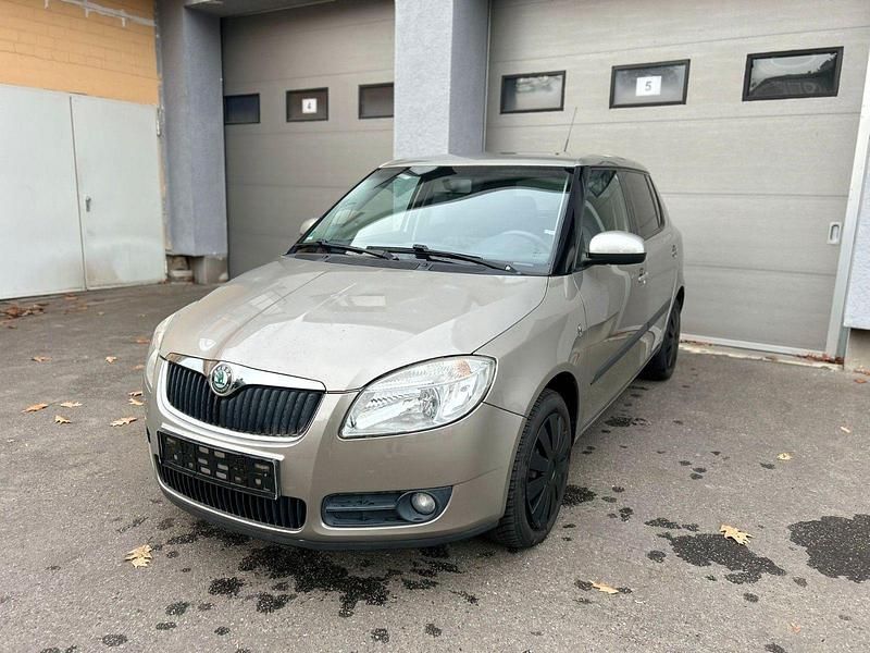 Beige Gebraucht 2010 Skoda Fabia Ambiente Kleinwagen | 5.990 € (Fairer Preis) - Bild 1/4