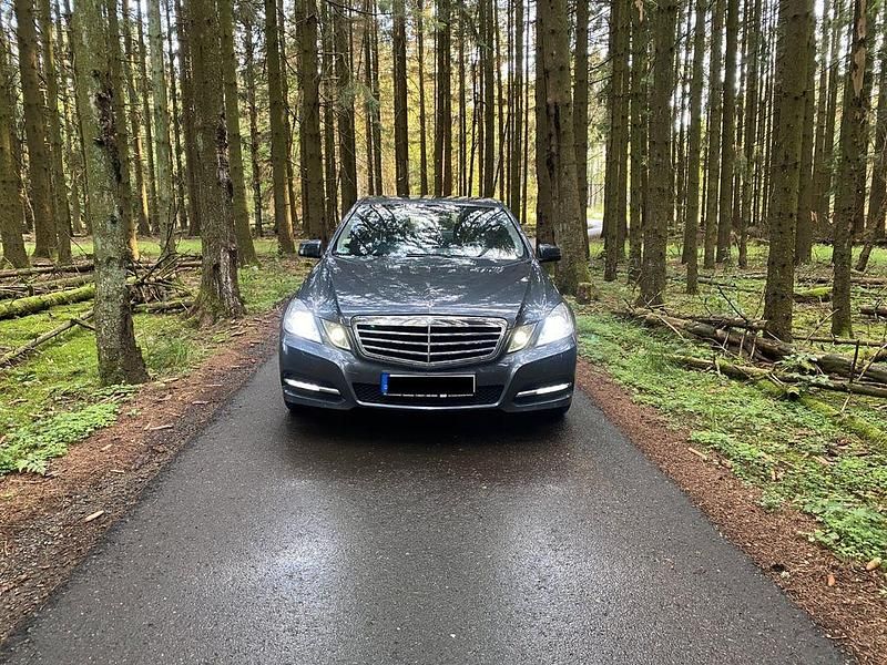 Grau Gebraucht 2012 Mercedes E250 Limousine | 10.500 € (Fairer Preis) - Bild 1/3