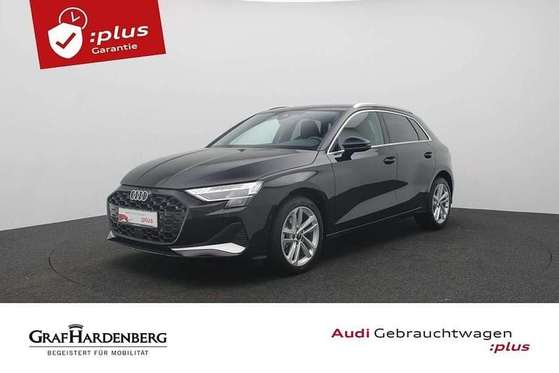 Mythosschwarz metallic Gebraucht 2025 Audi A3 Sportback Sport Limousine | 33.380 € (Fairer Preis) - Bild 1/4