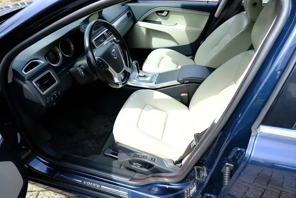 Używany Volvo V70 179 KM (131 kW) 2011 Niebieski Kombi