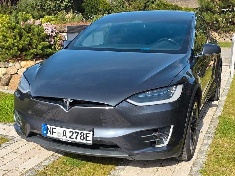 Grau Gebraucht 2018 Tesla Model X SUV | 30.766 € (Etwas zu teuer) - Bild 1/4