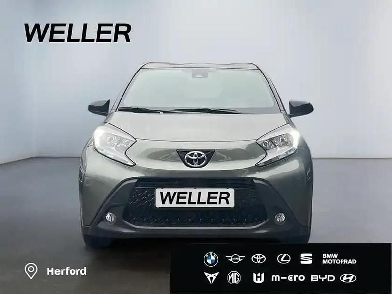 Gebraucht Toyota Aygo 72 PS (52 kW) 2023 Cardamon green / night sky black (gruen) Kleinwagen