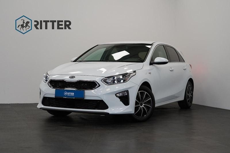 Weiß Gebraucht 2020 Kia Ceed Vision Limousine | 16.890 € (Guter Preis) - Bild 1/4