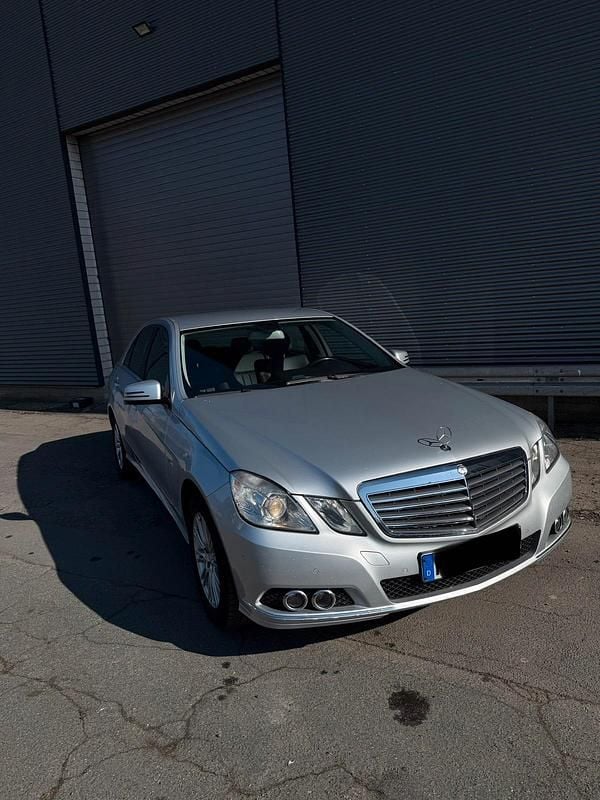 Gebraucht Mercedes E200 Elegance 136 PS (100 kW) 2010 Silber Limousine