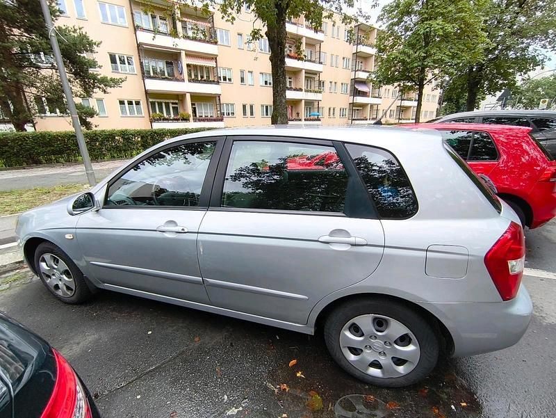 Silber Gebraucht 2005 Kia Cerato 2 Limousine | 2.499 € - Bild 1/4