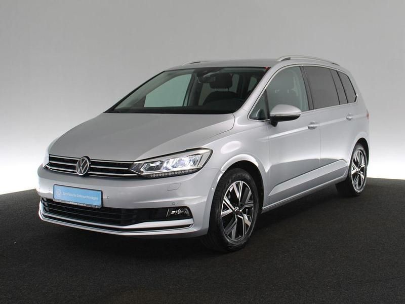 Gebraucht VW Touran Highline 150 PS (110 kW) 2022 Silber / reflexsilber Van / Kleinbus