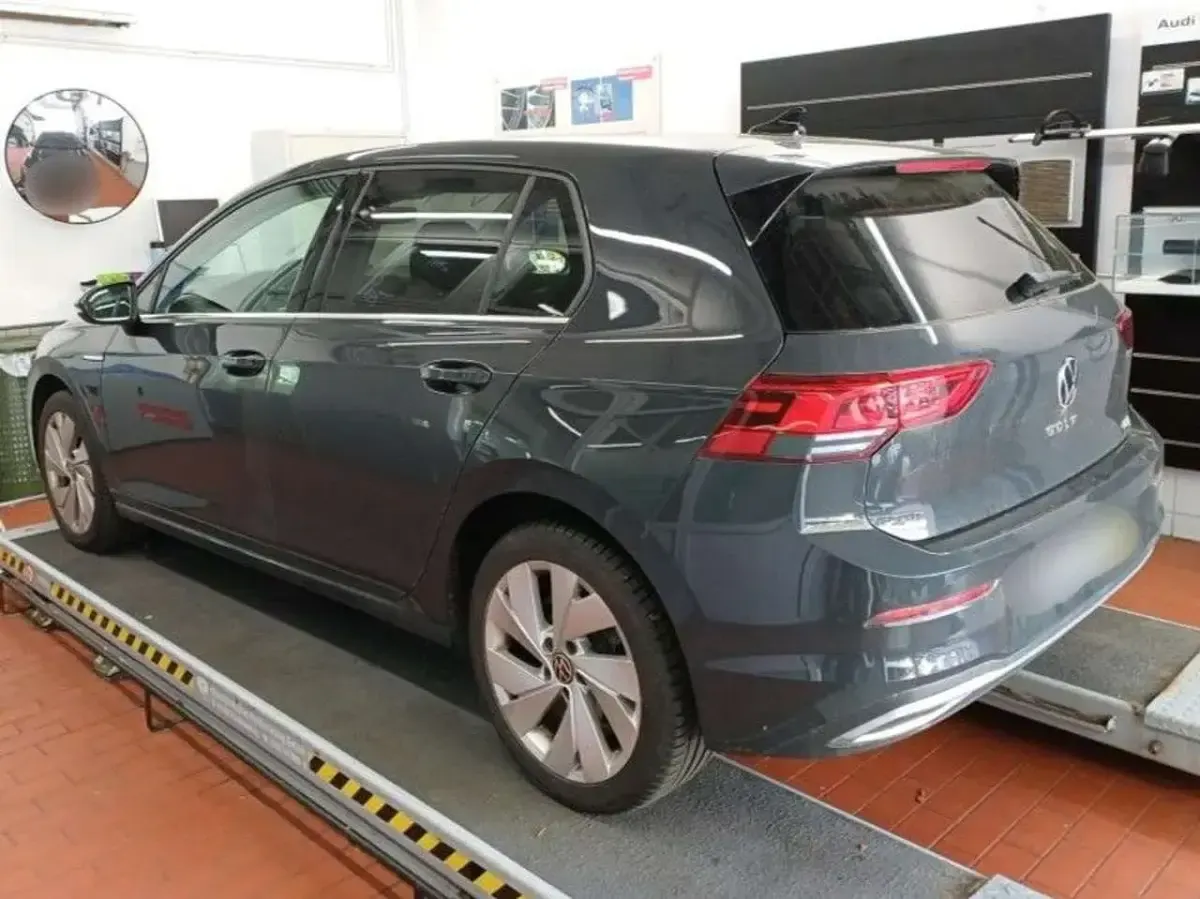 Gebraucht VW Golf VIII Style 131 PS (96 kW) 2024 Grau Limousine