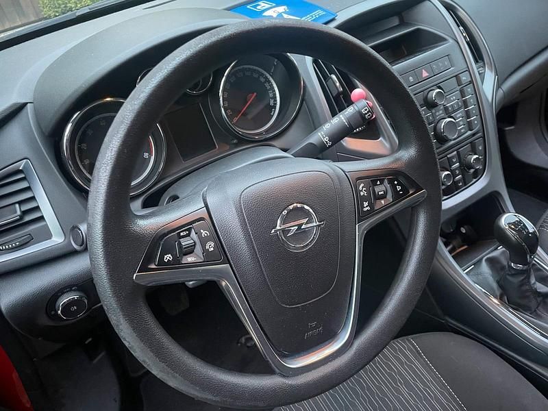 Gebraucht Opel Astra 116 PS (85 kW) 2013 Rot Kleinwagen