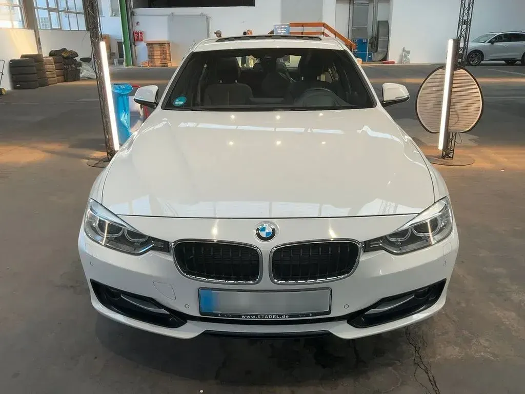 Gebraucht BMW 320 Sport Line 184 PS (135 kW) 2012 Weiß Limousine