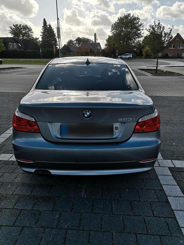 Gebraucht BMW 523 190 PS (139 kW) 2009 Grau Limousine