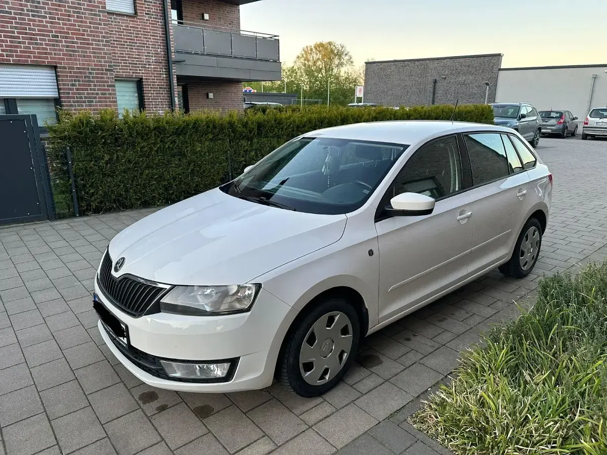 Gebraucht Skoda Rapid Ambition 105 PS (77 kW) 2014 Weiß Kleinwagen
