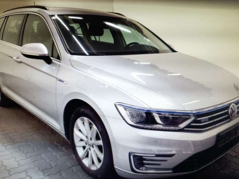 Reflexsilber metallic Gebraucht 2017 VW Passat GTE Kombi | 6.500 € - Bild 1/4