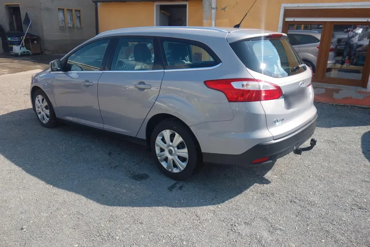 Gebraucht Ford Focus 105 PS (77 kW) 2012 Grau Kombi