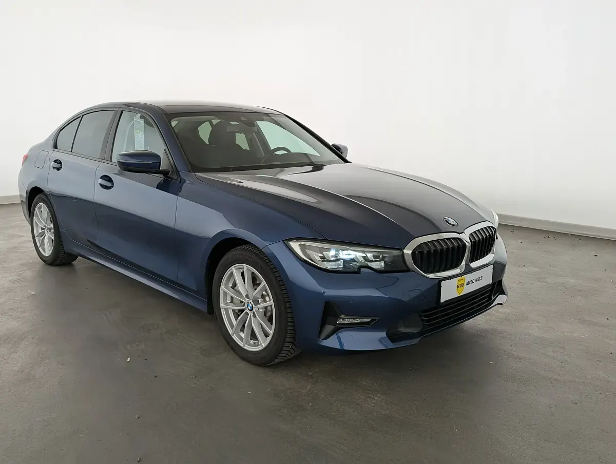 Używany BMW 330 Advantage 265 KM (194 kW) 2020 Niebieski Sedan/Limuzyna