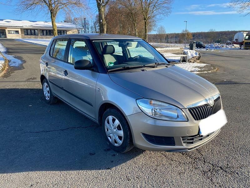 Grau Gebraucht 2011 Skoda Fabia Cool Edition Kleinwagen | 2.650 € (Guter Preis) - Bild 1/4