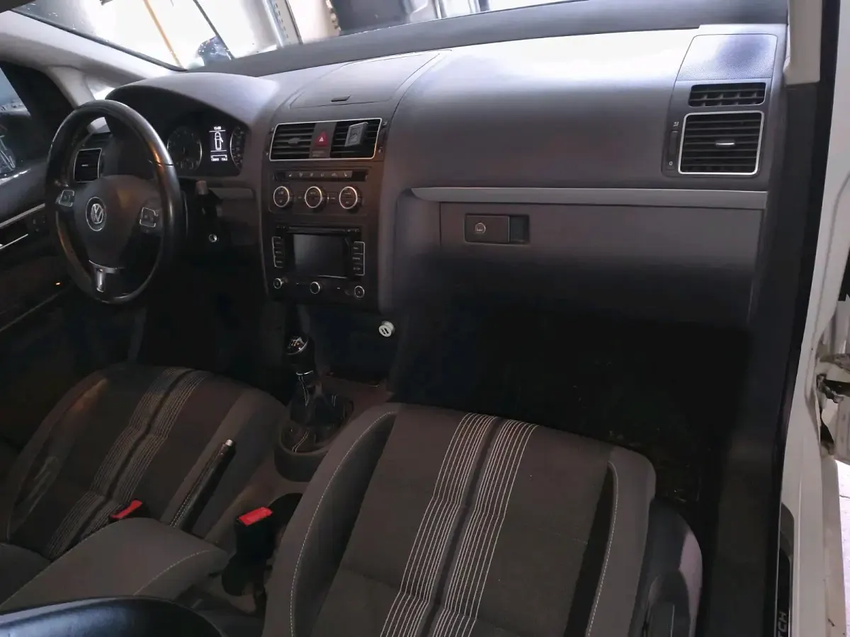 Gebraucht VW Touran Match 140 PS (102 kW) 2012 Weiß Van / Kleinbus
