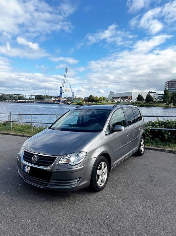 Grau Gebraucht 2008 VW Touran United Van / Kleinbus | 4.990 € (Fairer Preis) - Bild 1/4