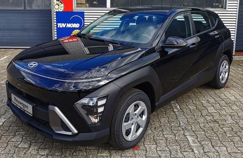 Neu Hyundai Kona Select 101 PS (74 kW) 2025 Schwarz SUV