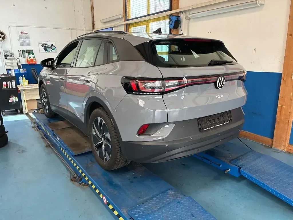 Gebraucht VW ID.4 Pro Performance 150 kW (204 PS) 2023 Mondsteingrau SUV