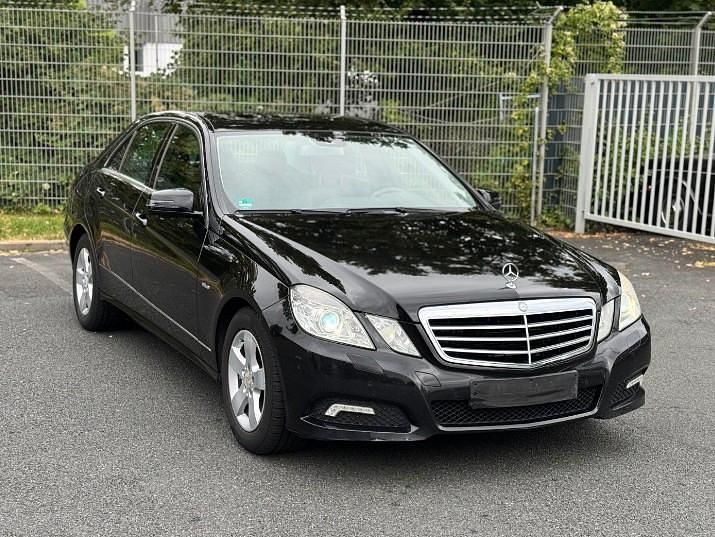 Schwarz Gebraucht 2009 Mercedes E350 Avantgarde Limousine | 8.800 € (Superpreis) - Bild 1/4