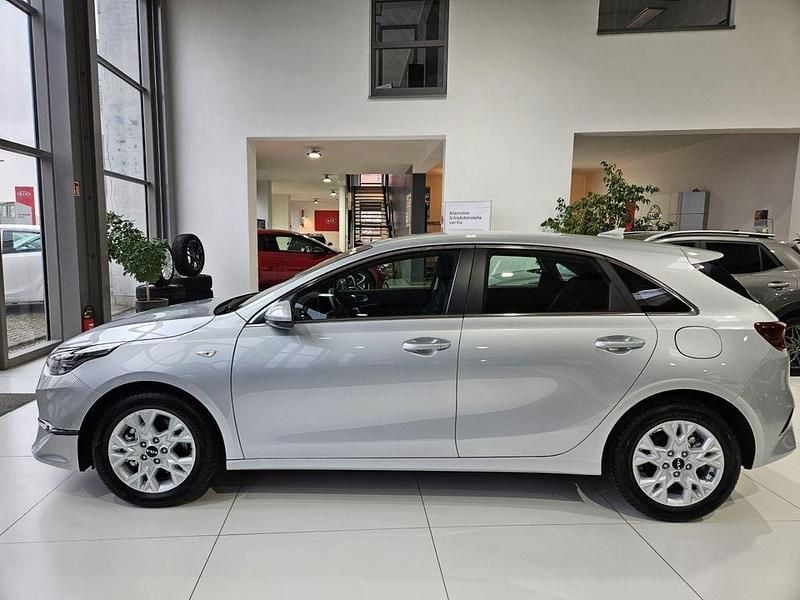 Używany Kia Ceed Vision 101 KM (74 kW) 2024 Srebrny Hatchback