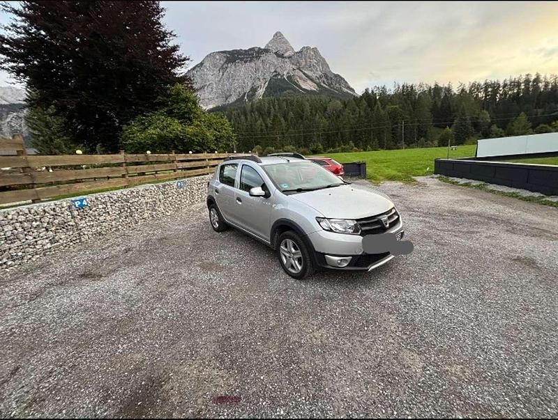 Silber Gebraucht 2013 Dacia Sandero Lauréate Kleinwagen | 6.000 € (Etwas zu teuer) - Bild 1/4