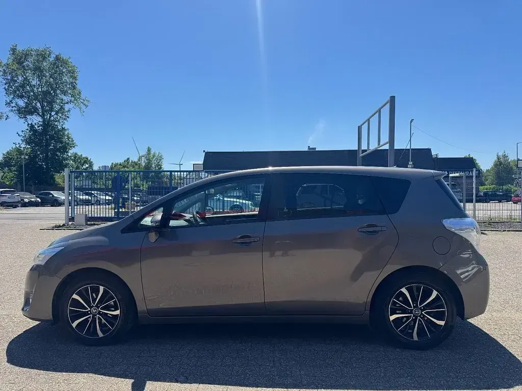 Gebraucht Toyota Verso Edition-S 111 PS (81 kW) 2018 Grau Van / Kleinbus