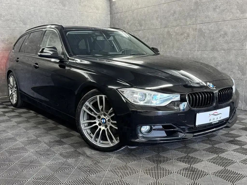 Gebraucht BMW 330 Sport Line 258 PS (189 kW) 2014 Schwarz Kombi