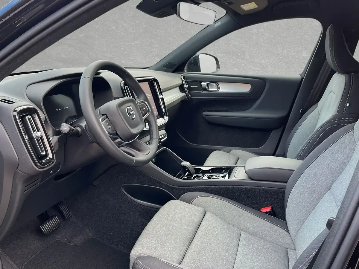 Gebraucht Volvo XC40 Plus 163 PS (119 kW) 2025 Onyx schwarz SUV