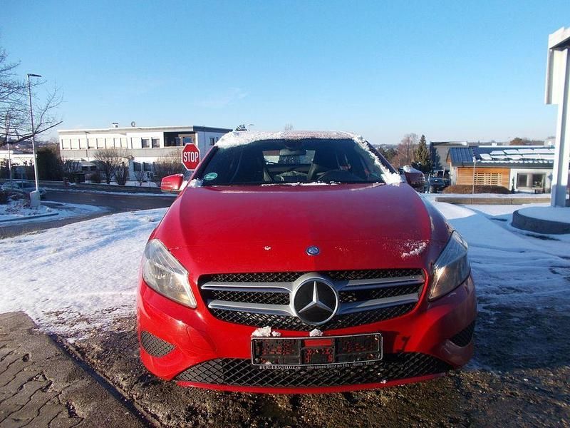 Rot Gebraucht 2013 Mercedes A180 Limousine | 6.399 € (Fairer Preis) - Bild 1/4