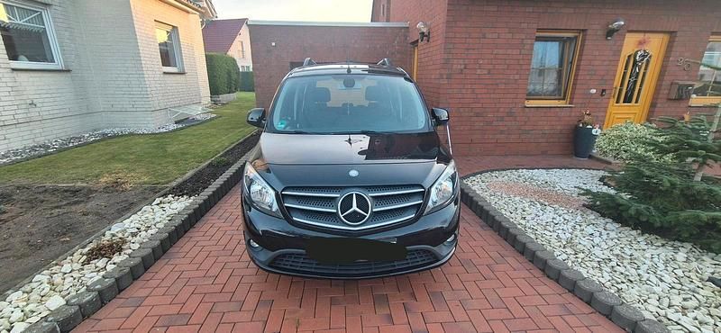 Schwarz Gebraucht 2018 Mercedes 190 Limousine | 10.900 € - Bild 1/4