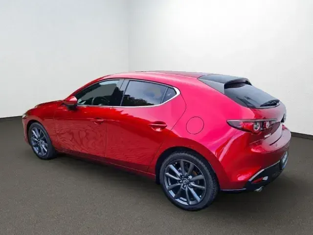 Neu Mazda 3 Exclusive 122 PS (89 kW) 2025 Rot Limousine