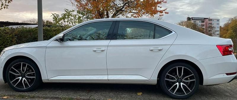Weiß Gebraucht 2016 Skoda Superb Ambition Limousine | 15.500 € (Guter Preis) - Bild 1/4