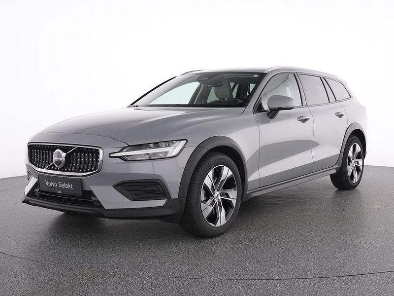 Gebraucht Volvo V60 CC Plus 197 PS (144 kW) 2024 Grau vapour grey / metallic Kombi