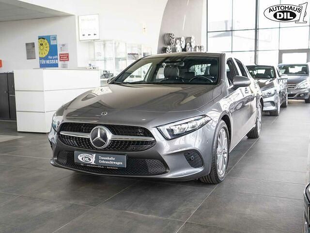 Gebraucht Mercedes A200 Urban 163 PS (119 kW) 2020 Grau (mountaingrau  met.) Limousine