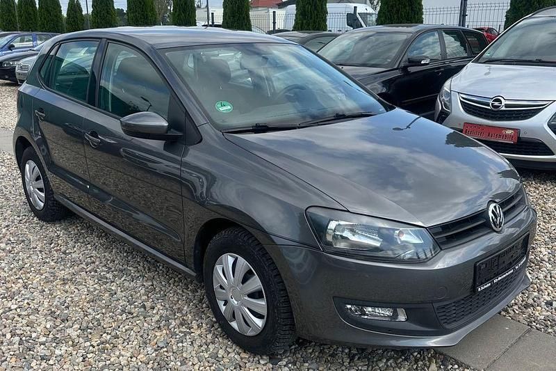 Grau Gebraucht 2013 VW Polo Trendline Limousine | 4.590 € (Fairer Preis) - Bild 1/4