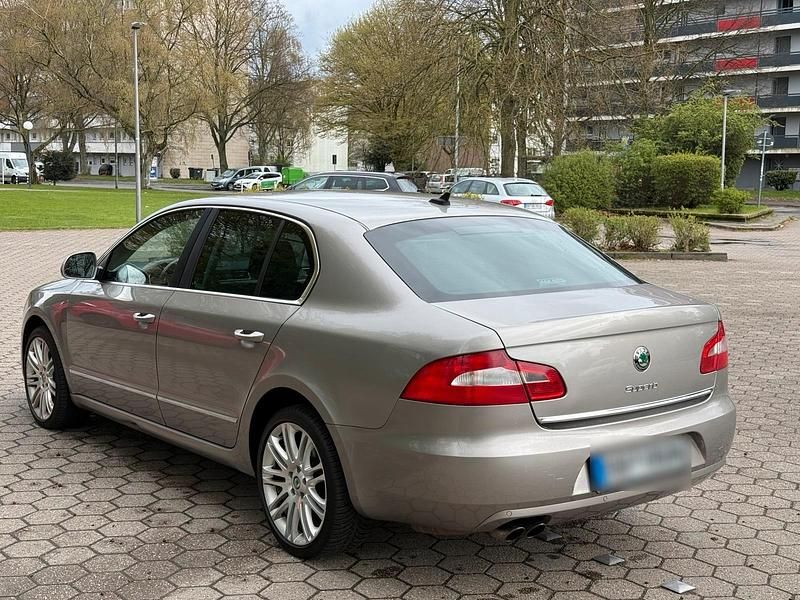 Gebraucht Skoda Superb 170 PS (125 kW) 2012 Grau Limousine
