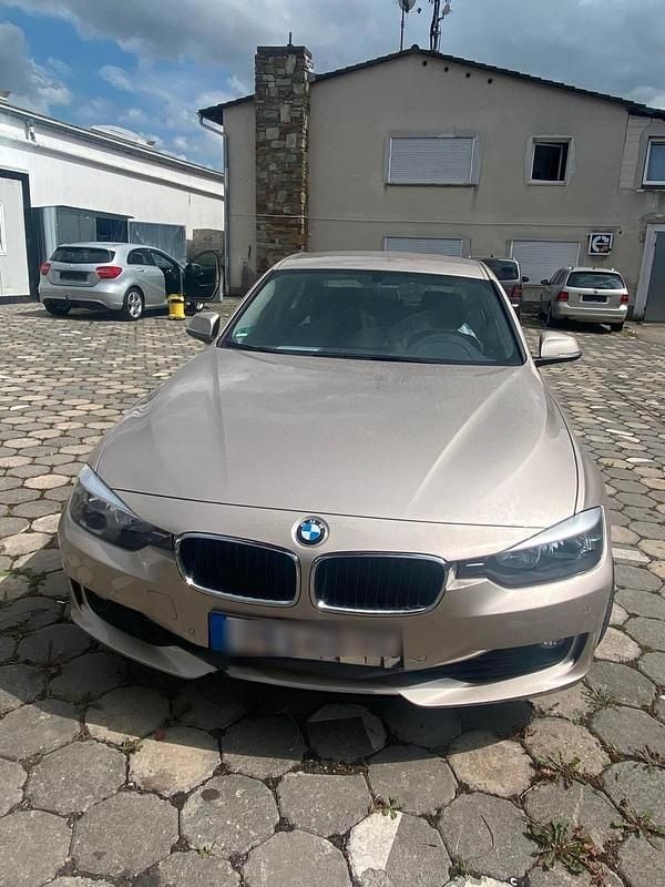 Grau Gebraucht 2013 BMW 320 Limousine | 11.999 € (Fairer Preis) - Bild 1/4