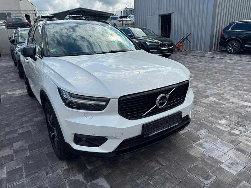 Weiß Gebraucht 2021 Volvo XC40 R-Design SUV | 22.700 € (Guter Preis) - Bild 1/4