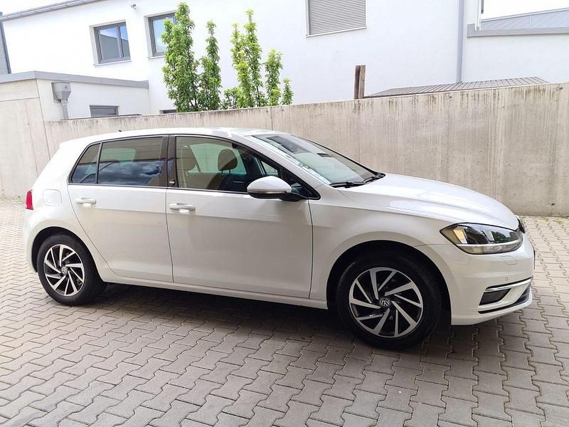 Weiß Gebraucht 2017 VW Golf VII Sound Kombi | 15.000 € (Teuer) - Bild 1/4