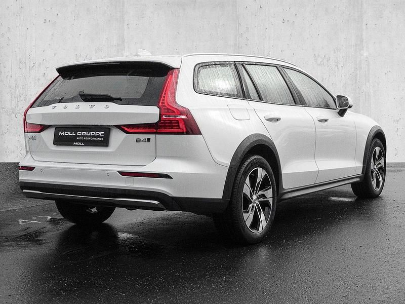 Gebraucht Volvo V60 CC Plus 197 PS (144 kW) 2022 Weiß Kombi