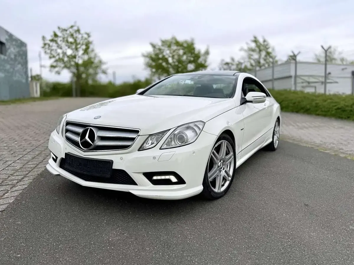 Gebraucht Mercedes E350 AMG 231 PS (169 kW) 2009 Weiß Coupé